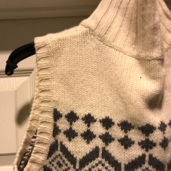 Banana republic sweater vest, medium to heavy weight, button front, new with tag - Picture 9 of 13